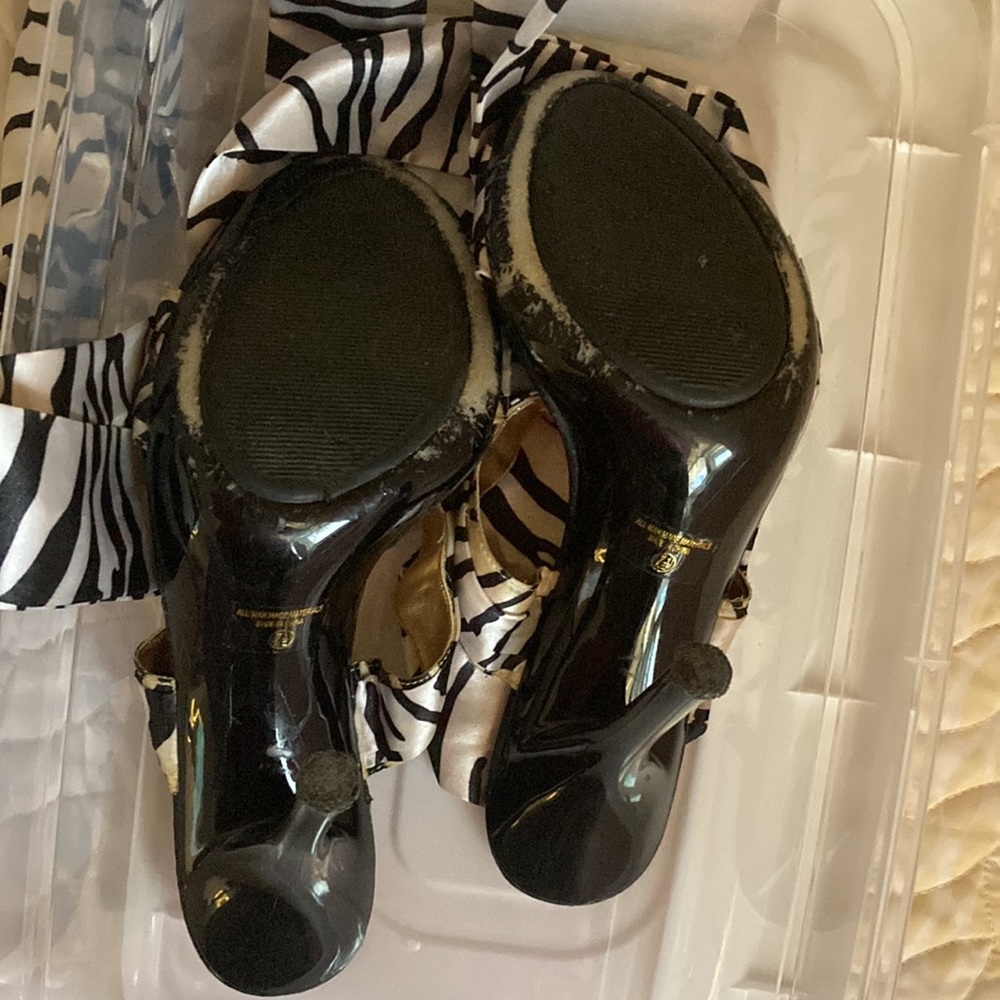Delicious 🤩Zebra print strapped heels w/gold chain. Worn w/TLC. Excellent🔥🔥 - Picture 5 of 7